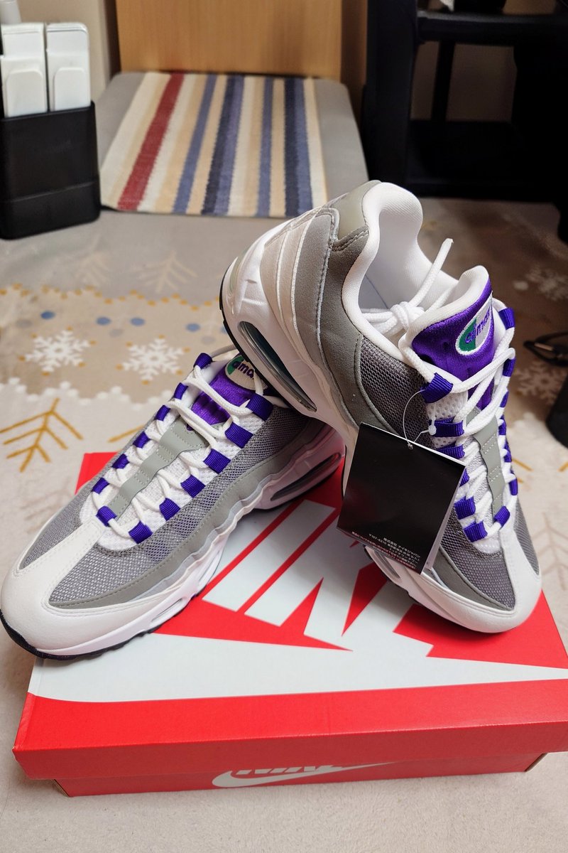 isao0814's tweet photo. 今日は前に発売あった時は縁がなく買えなくてあきらめていたAir Max95グレープお台場のナイキで買えました〜
いつもはジョーダン１ばかり買っていますがこのAir Maxは配色気に入って買いました〜
とてもカッコいい一足です(⁠^⁠^⁠)

#ナイキ
#Air Max95
#エアーマックス95 https://t.co/0ldVOjv7ll