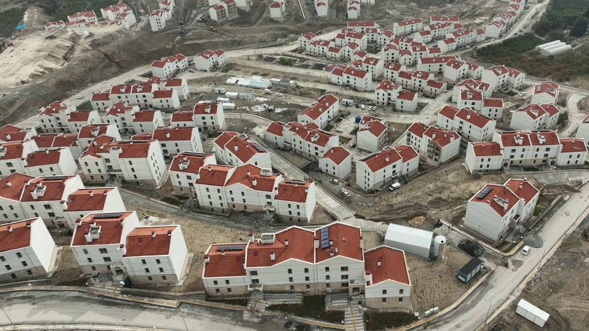 solcugazete60's tweet photo. Hatay Samandağ’da depremin 3. yılına girilirken, depremzedeler Hıdırbey TOKİ konutlarına çatlak duvarlar, su alan odalar ve çöken girişler nedeniyle taşınamadı.

Depremzedeler, evlerin henüz bitmediğini, binada çatlak ve kaymaların olduğundan kaynaklı yerleşmediklerini belirtti:

“Duvarın sıvayla kapatıldığını görmeseydik belki yapılmış gibi gösterilecekti. 

Kusurların üstünü bir torba çimentoyla örtüp geçiştiriyorlar. 

Burada can ve mal güvenliğimiz ciddi anlamda tehlikede.”

(Birgün)
