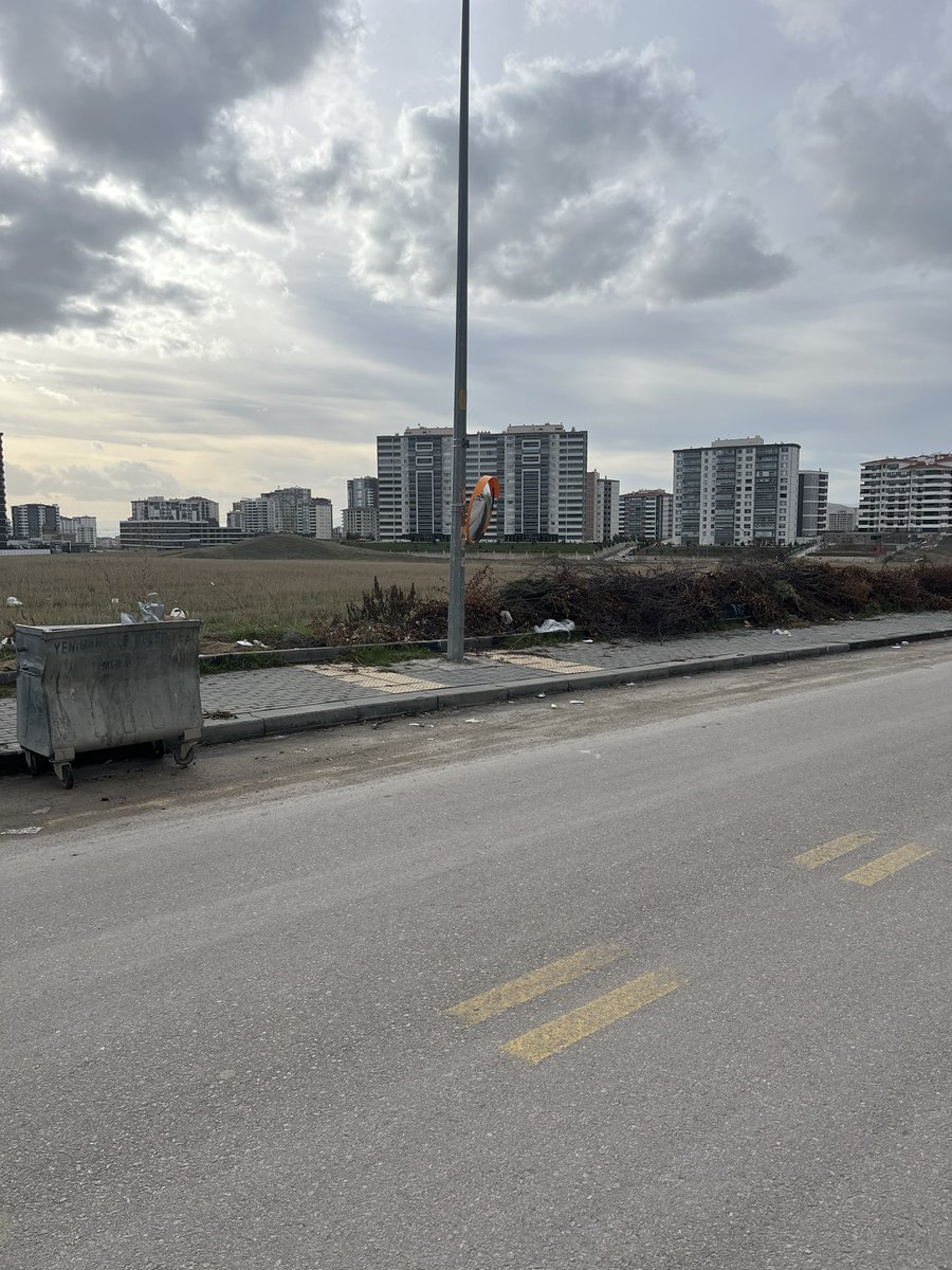 Ademn222's tweet photo. Yenimahalle susuz mahallesinde yollarımız çamur içinde aylardır. Sürekli yollarımız kazılıyor. Bı şekilde kalıyor aylarca. Çöp kovalarının etrafı çöp içinde.  Ayakkabılarımız çamur içinde eve dönüyoruz. @ankarabbld @yenimahallebld @ankarabbld https://t.co/FLLdRzF6Mz