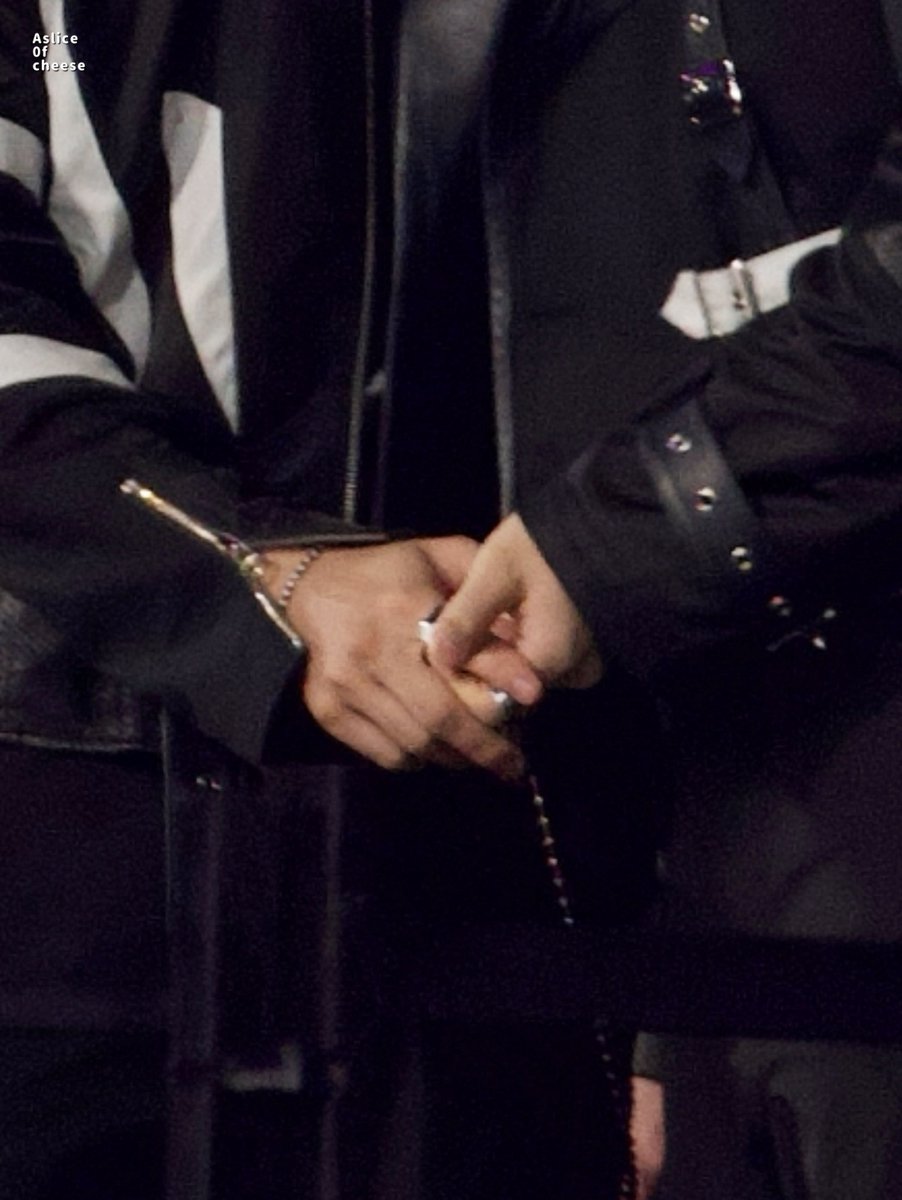 the baby grip on jisungs finger is insane