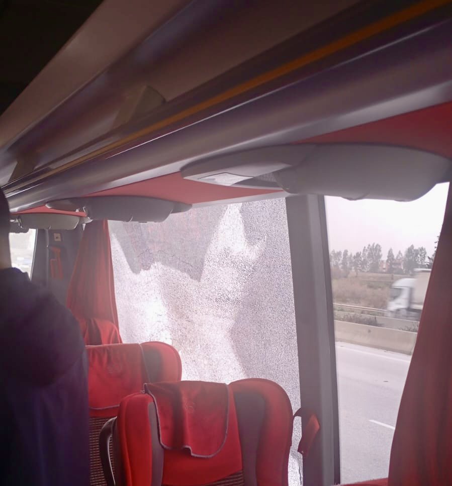 KAMUOYUNA DUYURU

Bugün Adana FK ile oynadığımız müsabaka sonrası, dönüş yolunda taraftarlarımıza yönelik gerçekleştirilen çirkin ve alçakça kabul edilemez saldırıyı en güçlü şekilde kınıyoruz. Bu bu provokatif girişim, sahalardaki çirkin zihniyetin uzantısı ve futbol adına utanç