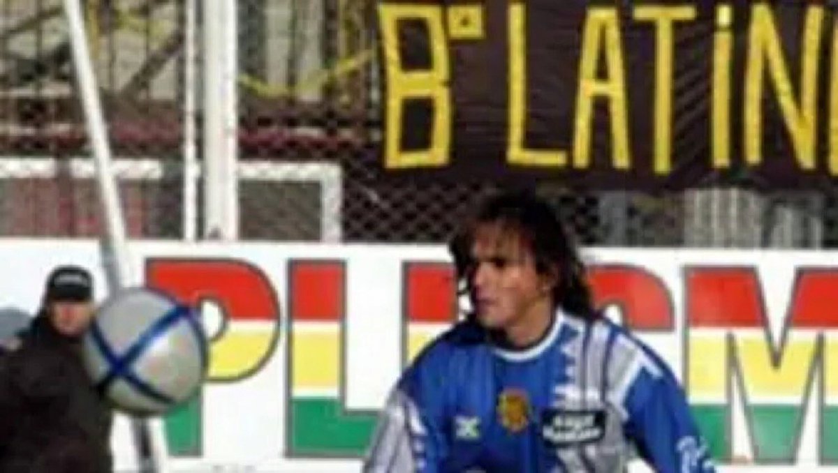 HistoriaOlimpo's tweet photo. El 9 de agosto de 2004 @clubolimpooficial presentaba la indumentaria 🎽 #Balompie que utilizaría en la temporada 2004/05 de Primera División ⚽️
El evento fue en Pizza Banana (BA) con @PamelaDav, Jaqui Dutra y el integrante del plantel 🧤y dueño de la marca, Nicolás Cambiasso. https://t.co/PJejWFyelQ