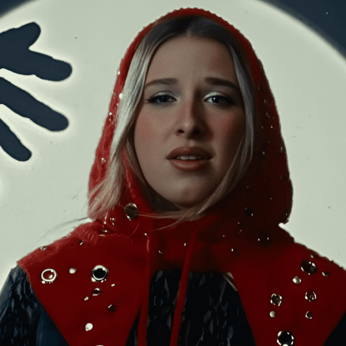 PLAGIAT OU SIMPLE COÏNCIDENCE ?

À peine sorti, le clip Capuche déclenche une tempête : de nombreux internautes accusent la chanteuse, révélée dans #StarAcademy, de copier l’univers de Theodora et son clip Fashion Designa. 
Capuche, poses, attitude “boss lady” : pour certains,