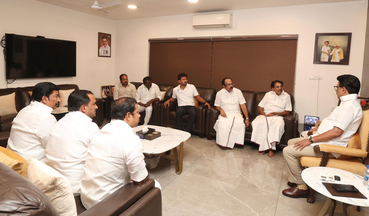 Udhaystalin's tweet photo. கழக இளைஞர் அணியின் தென் மண்டல நிர்வாகிகள் சந்திப்பு, பிப்ரவரி 7 அன்று விருதுநகர் கல்குறிச்சியில் நடைபெறவுள்ள நிலையில், இச்சந்திப்பிற்கான அழைப்பிதழை, இன்றைய தினம் கழகத் தலைவர் - மாண்புமிகு முதலமைச்சர் @mkstalin அவர்களிடம் வழங்கினோம். 

தமிழை உதட்டில் மட்டுமே உச்சரித்து, தமிழ்நாட்டின் அடிப்படை உரிமைகளைத் தொடர்ந்து பறிக்கும் ஆதிக்கவாதிகளையும்-அவர்களின் அடிமைகளையும் 2026- சட்டமன்றத் தேர்தலில் வீழ்த்துவதற்கான Countdown-ஐ கல்குறிச்சியில் இருந்து தொடங்க, இந்த தென்மண்டல நிர்வாகிகள் சந்திப்பு நிச்சயம் அடித்தளம் அமைக்கும்! 

#கழக_இளைஞர்_அணி  @dmk_youthwing 
@KKSSRR_DMK @TThenarasu @Joel_Dmk @Inba_AN_Ragu @ilaiyadmk @keprakashdmk @AbdulmalikDmk @Prabhugajendran @pssrinivasandmk @GprMadurai @C_ANAND_KUMAR