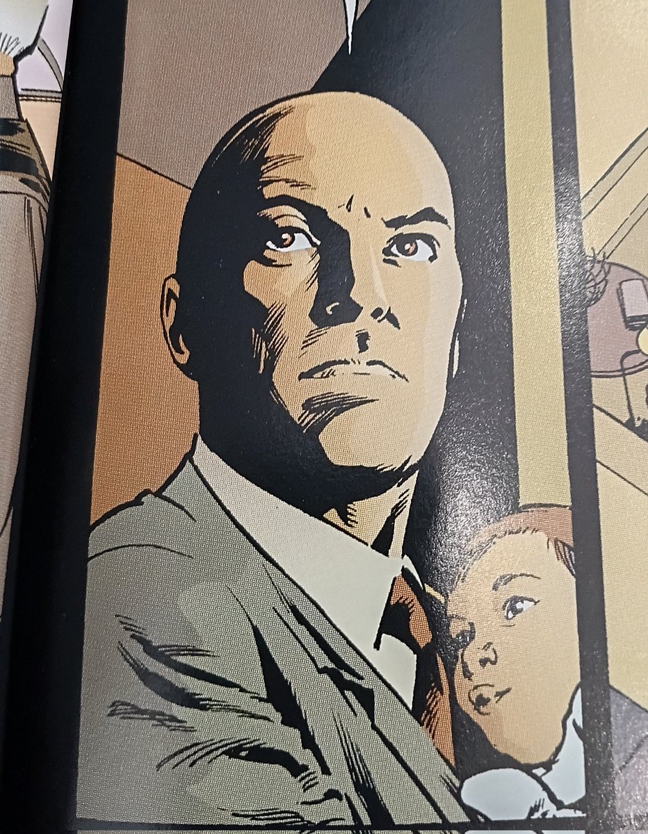 blackhole1011's tweet photo. lex holding lena the whole time is so cute he's so mother https://t.co/cfGroCxOxN