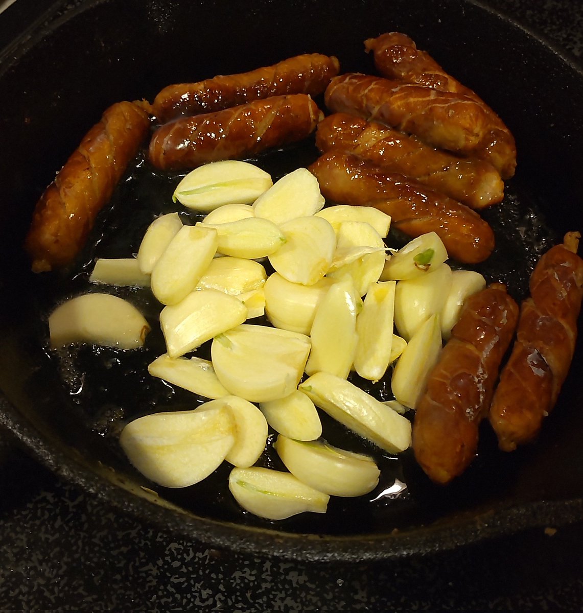 鉄スキレットの、真の力が目覚める...( ˇωˇ )
#ニンニク肉棒 