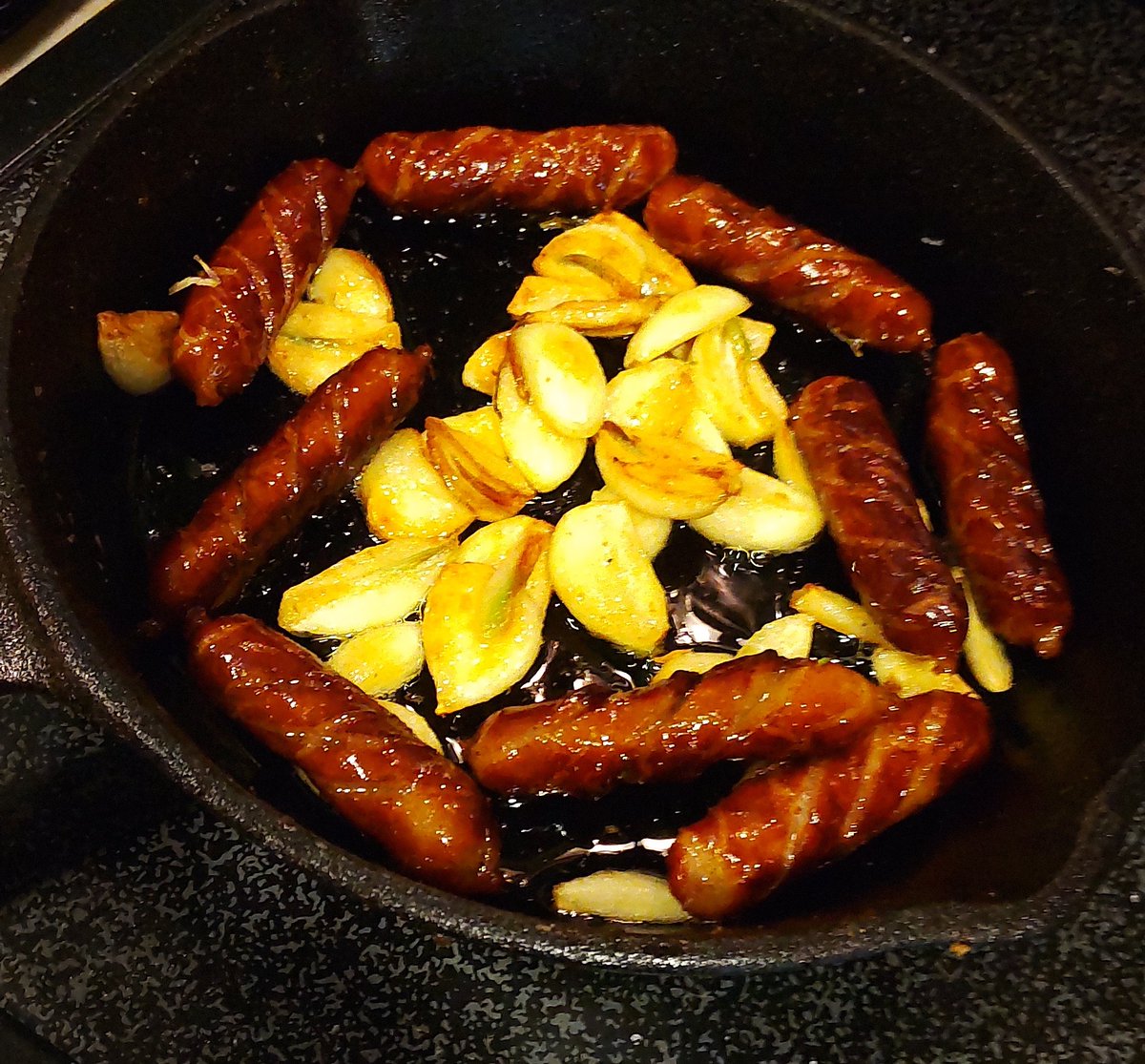 鉄スキレットの、真の力が目覚める...( ˇωˇ )
#ニンニク肉棒 