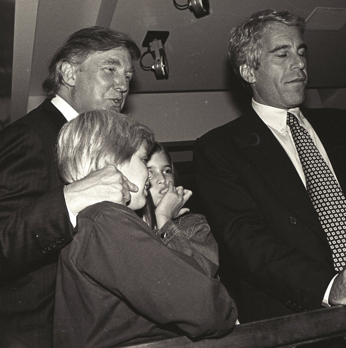 Dünyayı Müslümanlardan değil
Yaĥudilerden koruyun..

The world is not from Muslims
Protect against Jews

#EpsteinFiles 
#Epstein