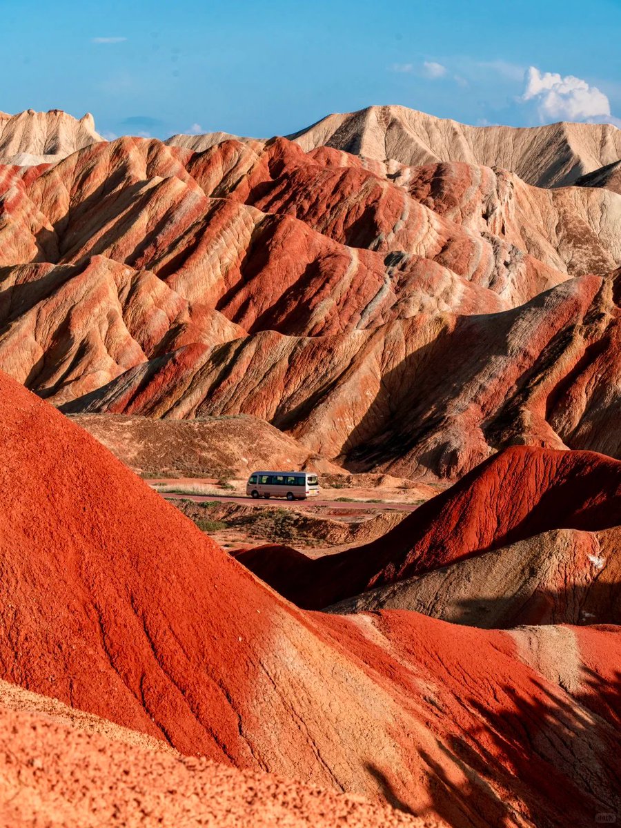 wngsng091014732's tweet image. The Stunning Zhangye Danxia National Geopark! 😲Zhangye Danxia's multicolored rock formations are like a natural painting. It's a must - visit for nature lovers! 🌈 #TravelinChina #ZhangyeDanxia #NaturalWonders
