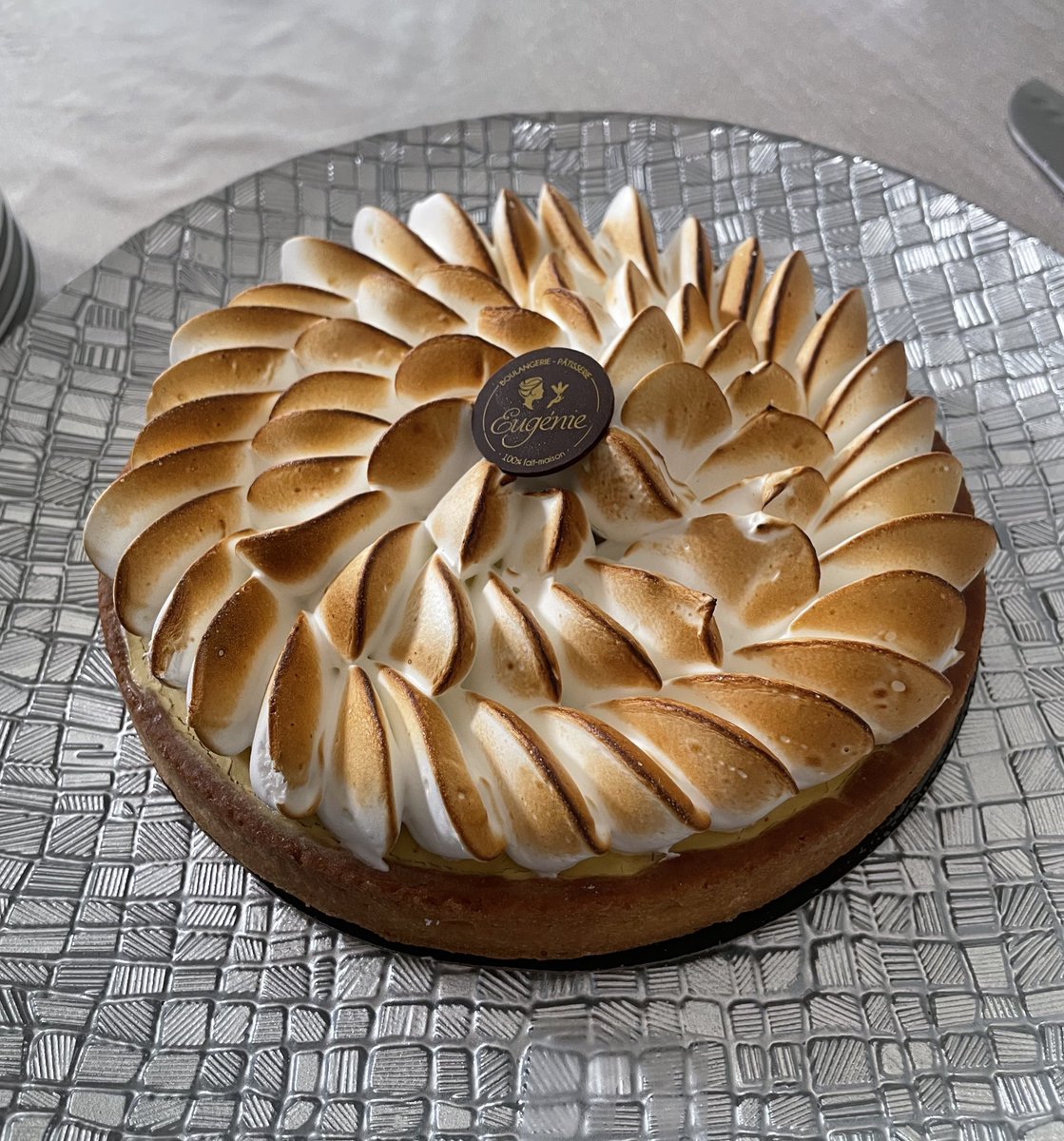 Leilaak_'s tweet photo. sah qui s’assoit a la table de la tarte au citron meringuée https://t.co/3mOX5A2aVb