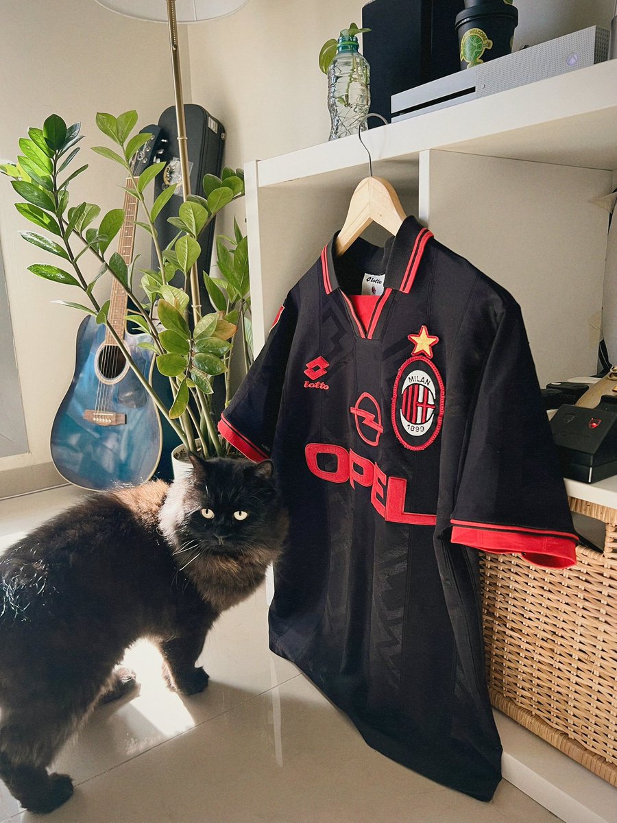 kitstopher__'s tweet photo. Vintage Milan ❤️🖤 Cat approved 🐈‍⬛

@acmilan x @lottosport 1996/97 Fourth ❤️‍🔥 https://t.co/H5GDLObb2Z