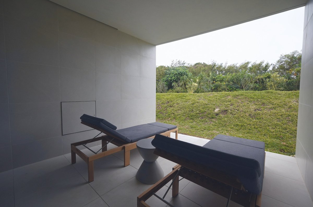 これまでにないくらい圧倒的で、ダントツな空間体験だった。“最高”って言葉が追いつかないやつ。

NOT A HOTEL ISHIGAKI EARTH で何が起きてたのか、建築視点で言語化してみた（写真多め）

#NOTAHOTEL #NOTAHOTELDAO