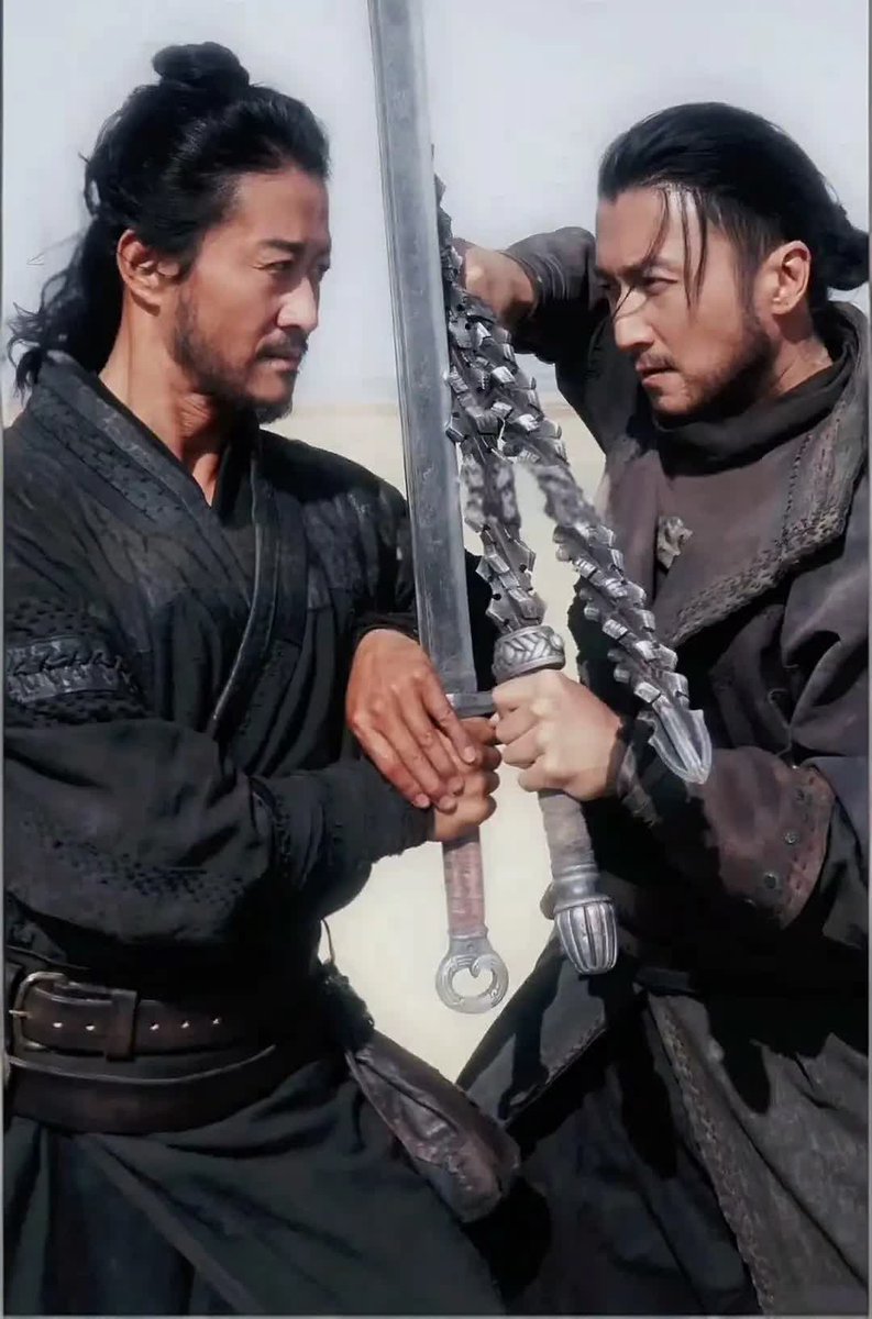 hongkongland_jp's tweet photo. 袁和平監督の新作『鏢人：風起大漠』が春節初日に公開　
ジェット・リーが15年ぶりに武侠映画復帰　
ニコラス・ツェーのひげ姿にファン熱狂

「天下第一のアクション監督」と称される袁和平（ユエン・ウーピン）監督、ウー・ジン（呉京）がプロデューサー兼主演を務め、ジェット・リー（李連杰）、ニコラス・ツェー（謝霆鋒）、カラ・ワイ（惠英紅）、レオン・カーファイ（梁家輝）、マックス・チャン（張晉）、ユー・ロングァン（于榮光）、ユー・シー（于適）、チェン・リジュン（陳麗君）ら豪華キャストが集結した武侠アクション超大作『鏢人：風起大漠』が、本日、2月17日（旧正月初日）に香港とマカオで同時公開されることが発表された。先日解禁された第1弾予告はわずか1分15秒ながら、ファンの期待を一気に高めている。

ジェット・リーの鋭いまなざしに注目

『鏢人』には、三世代にまたがる実力派スターが集い、中華圏映画界でも類を見ない武林オールスター作品となった。現在81歳の袁和平監督が自らメガホンを取り、作品全体にトップレベルのアクション美学を築き上げている。

なかでもファンを最も沸かせているのは、ジェット・リーが約15年ぶりに時代劇武侠作品へ復帰した点だ。予告編では、彼が「盗賊は私を官だと思い、官は私を盗賊だと思う」と意味深なセリフを放ち、刀のように鋭い視線を見せるほか、片腕で繰り出す華麗な回し蹴りを披露。圧倒的な王者のオーラで場を支配し、伝説的スターの本格復帰を高らかに宣言している。
ニコラス・ツェー、久々の古装で男らしさ全開

第1弾予告では、プロデューサー兼主演のウー・ジンが、主人公「刀馬」を演じる。馬に飛び乗る一連のアクションは流れるように滑らかで、半分だけ映し出される横顔からも、風雪にさらされた男の“江湖（ジャンフー）”の気配を漂わせる。

一方、ニコラス・ツェーは久々の時代劇作品への出演となり、ひげをたくわえた姿で両手にムチを構えて登場。これまでにない険しく荒々しい雰囲気をまとい、ウー・ジンとの激しい対決シーンは迫力満点だ。ファンからは「『インビジブル・ターゲット（男兒本色）』の命懸けだったニコラス・ツェーが戻ってきた！」と絶賛の声が上がっている。
さらに、香港電影金像奨最優秀主演女優賞を受賞したカラ・ワイの印象的な登場シーンも話題に。殺伐とした剣戟の世界の中で、彼女がどのように女性ならではの強さを体現するのか、作品の大きな見どころの一つとなっている。

4人のヒットメーカー脚本家が物語を構築

予告編では、袁和平監督ならではのアクション設計が全開となっている。砂漠、雪原、炎に包まれた城などのロケ地を舞台に、数百に及ぶカットが高速で切り替わる。騎馬戦、白兵戦、武器同士の激突など、いずれも骨太な肉弾戦として描かれ、馬の蹄の跡といった細部に至るまで徹底的に作り込まれており、観客を“本物の江湖”へと没入させる。

レオン・カーファイは一瞥しただけで威圧感が伝わる佇まいを見せ、ユー・シーは銀髪で反骨心あふれるキャラクターを、チェン・リジュンは弓を引き絞る凛々しい姿を披露。いずれの人物も短いカットだけで強烈な印象を残している。
脚本は、武侠映画の名作『レイン・オブ・アサシン（劍雨）』を手がけたスー・チャオピン（蘇照彬）、『智取威虎山』のヤン・ツー（楊子）、『九龍城寨』のチェン・ダイレイ（陳大利）、そして『中国乒乓之絶地反撃』のユー・バイメイ（俞白眉）という、4人のヒットメーカーが共同執筆。大砂漠を舞台にした鏢客（護送屋）たちの物語に、重厚なドラマ性と波乱に満ちた展開を与えている。

袁和平監督は、本作に自身のキャリアすべてを注ぎ込み、伝統的なハード系アクション美学と現代映画の語り口を融合。中華圏の武侠アクション映画における新たな金字塔を打ち立てることを目指している。

出典
https://t.co/wDwpgozlD7