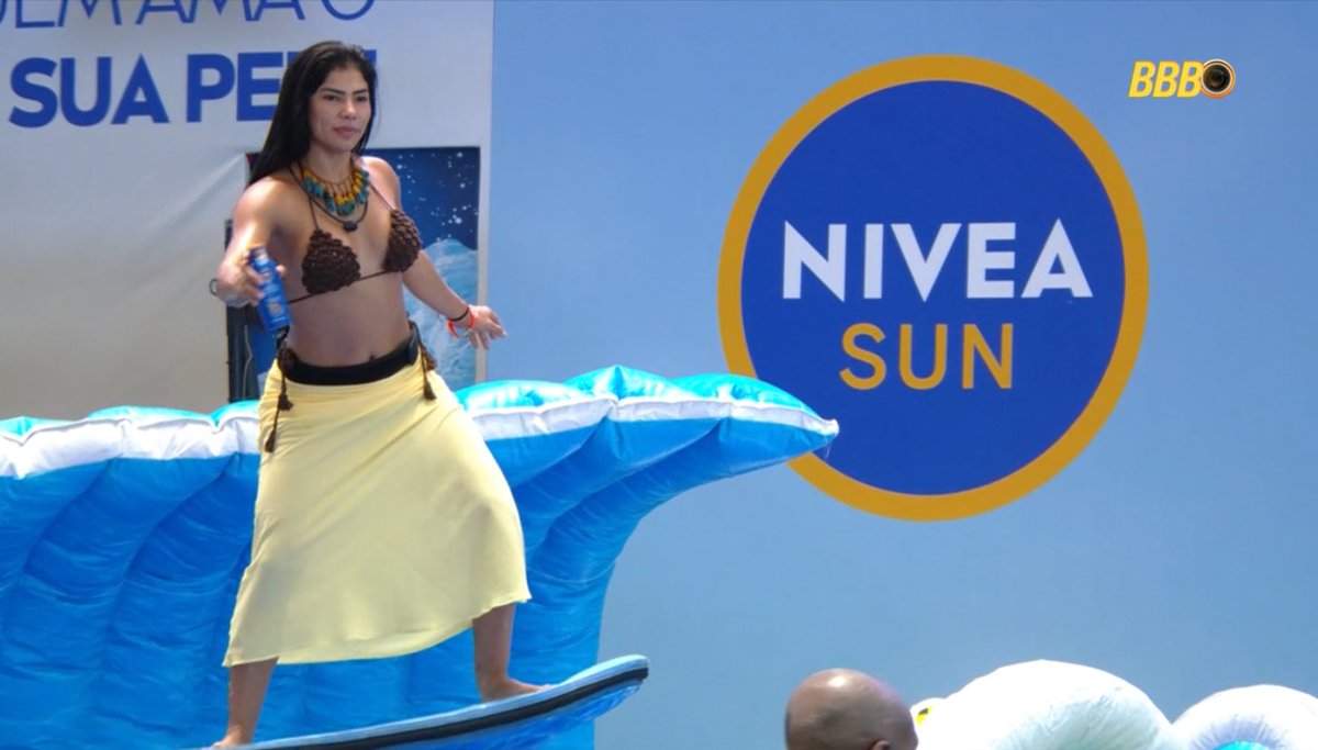 blackwirow's tweet image. a marci surfando e a sarah dizendo que ela tá igual a moana KKKKKKK