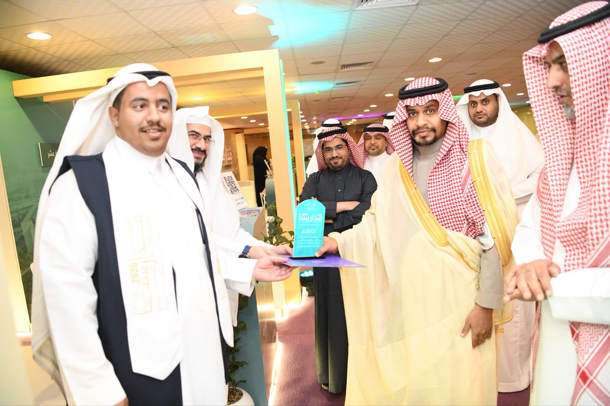 MOE_MHC's tweet photo. صور |

رعى وكيل وزارة التعليم للتعليم العام افتتاح معرض وملتقى «مدارسنا واستدامة التميز» بـ #تعليم_مكة بهدف إبراز الممارسات المتميزة ونقل الخبرات وتعزيز ثقافة التميز المدرسي، كما زار عددًا من المدارس واطّلع على سير العملية التعليمية والتقى القيادات التعليمية بالإدارة .. https://t.co/SHHPCuyhTi