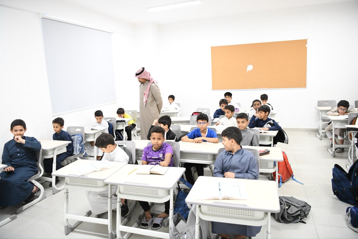 MOE_MHC's tweet photo. صور |

رعى وكيل وزارة التعليم للتعليم العام افتتاح معرض وملتقى «مدارسنا واستدامة التميز» بـ #تعليم_مكة بهدف إبراز الممارسات المتميزة ونقل الخبرات وتعزيز ثقافة التميز المدرسي، كما زار عددًا من المدارس واطّلع على سير العملية التعليمية والتقى القيادات التعليمية بالإدارة .. https://t.co/SHHPCuyhTi