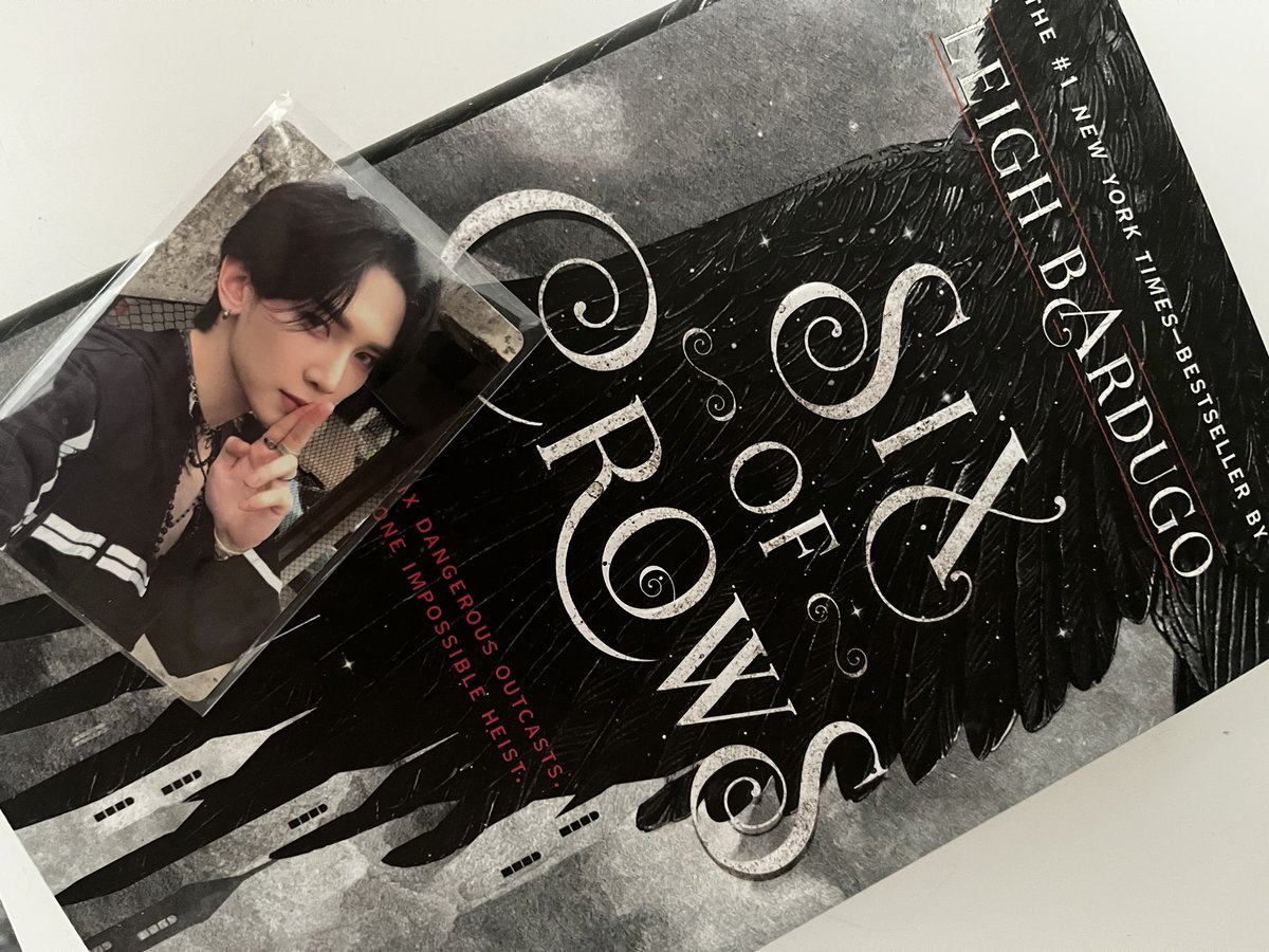 idfolio's tweet image. #booktwt intro!! 

𖦹 20, eng/swe + learning 한!
𖦹 fav genres: fiction, fantasy, horror
+ i also like kpop (ateez, zb1, idntt), horror movies, photography, graphic design, video editing + learning new languages! 

♡/↻ to be moots ^^