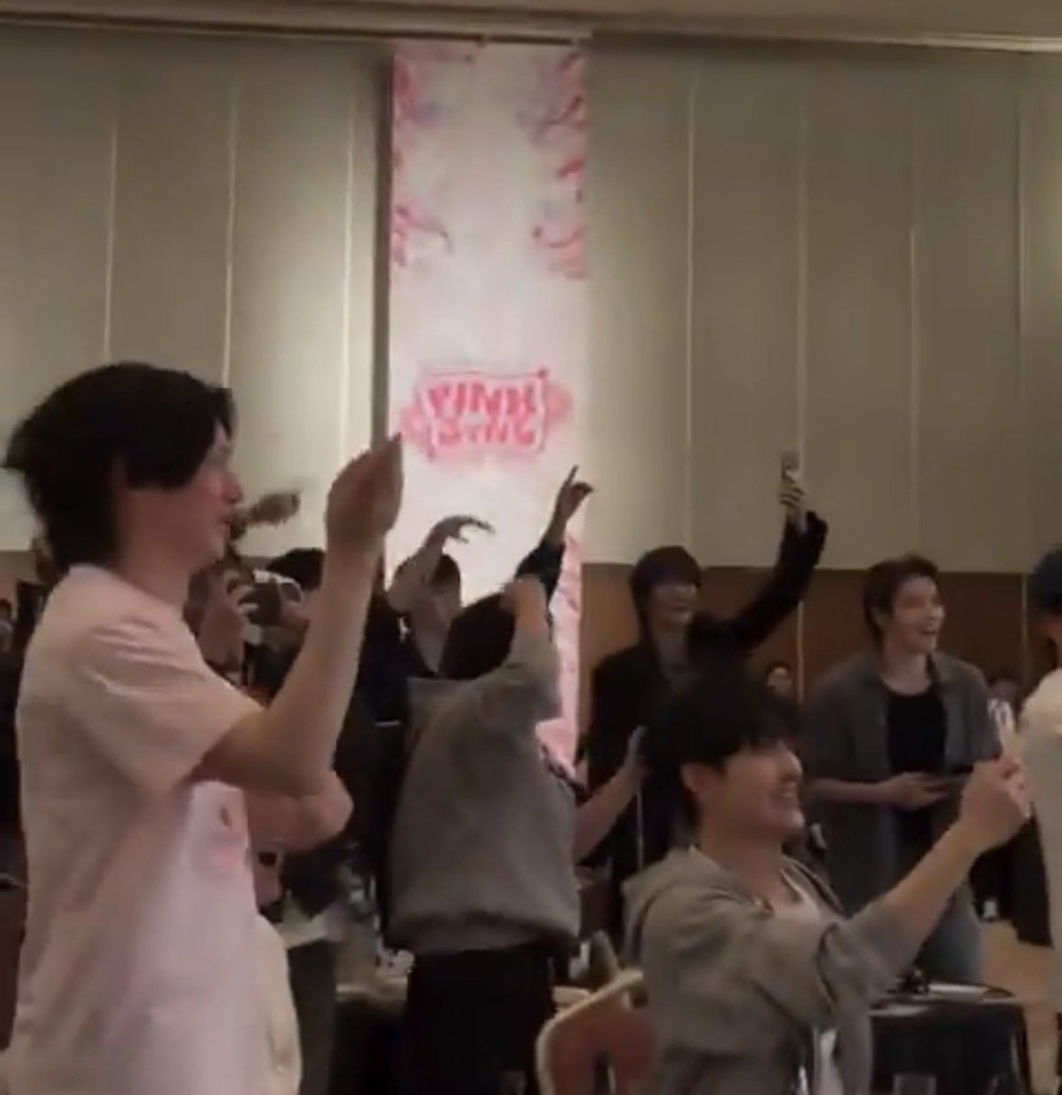 กุฮา พี่เมเนขึ้นไปเต้นไซเรน ภาพตัดมาไอข้าวยืนเชียร์ แอนตันยกมือถือถ่ายเป็น cctv เลย จะบ้า 55555525555555