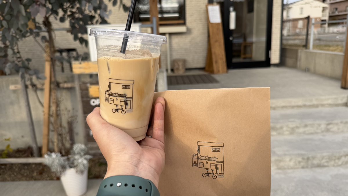 この時間に、
Piece by Piece Coffeeの
キャロットケーキを食べながら
考えてみた。🥕
私の好きなケーキランキング。

🥇ザッハトルテ🍫
(冬しか売ってなくて泣)
🥈バスクチーズケーキ🧀
(〇〇味みたいなのが特に好き)
🥉キャロットケーキ🥕
(取り扱い少ないから見つけたら買う)

うまうま