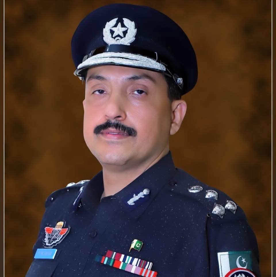 DrDanish5's tweet image. The kidnapping of Karachi businessman #Danish Mateen has exposed a dangerous abuse of power within Sindh Police.
Official inquiries linked the case to DIG Traffic #Pir Muhammad Shah, who was removed from his post but removal is not accountability.
This was an alleged case of