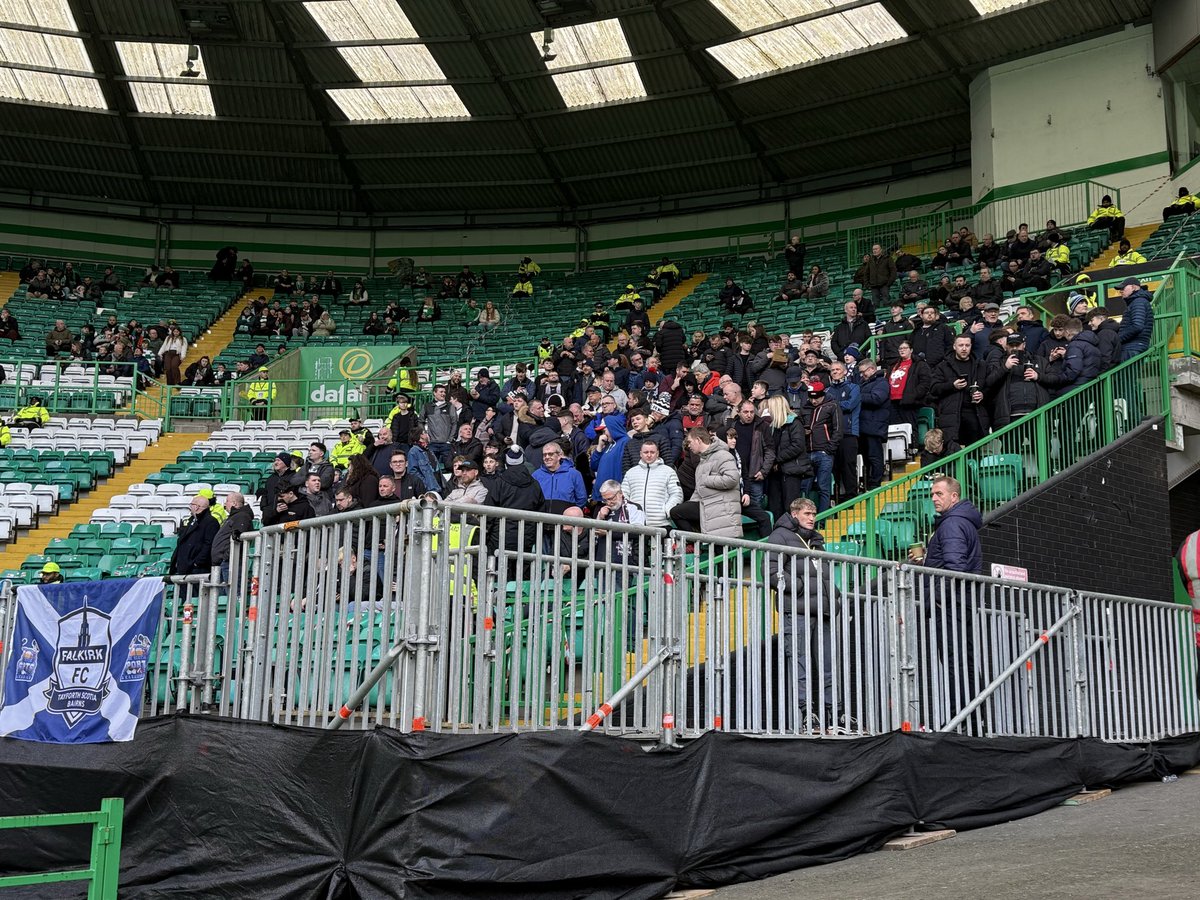 📷 A smaller <a href="/FalkirkFC/">Falkirk FC</a> away support this afternoon with many fans boycotting the @SPFL #ScottishPremiership match due to ticket pricing. 

#COYB