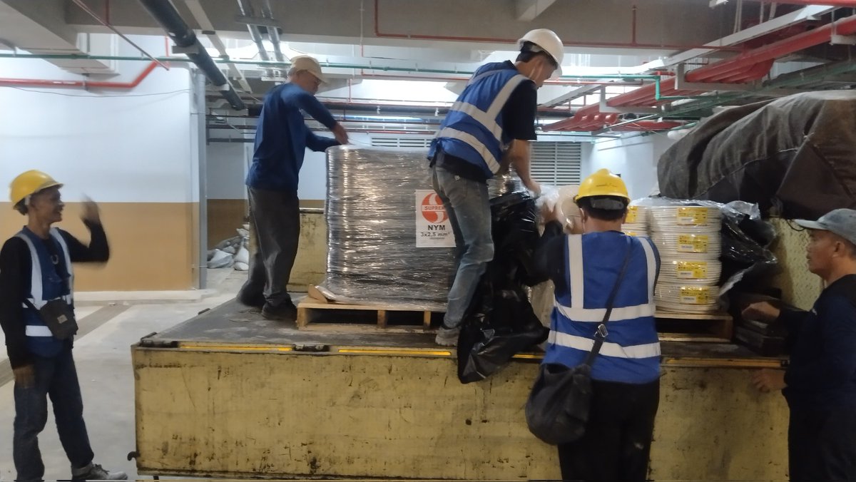 Kalo di proyek kantor yang kerja campuran, orang sunda ada, orang Jawa banyak. Kalo lagi istirahat ngopi bareng, ke yang tim Sunda ngobrol pake bahasa Sunda ke tim Jawa ngomong bahasa jowo. Pada bingung kok bisa Sunda bisa Jawa? 😂😂😂😂