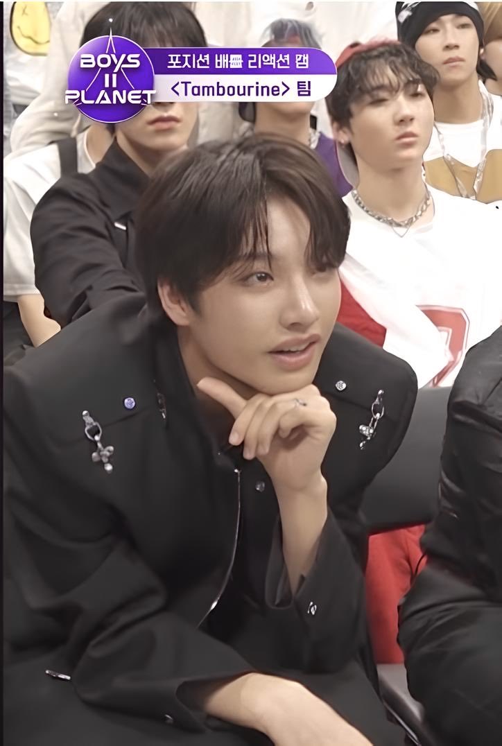 _takemethere's tweet image. 아니 이짤이
아름답지 않은 부분이 없음
일단 존잘
뭔가 저 손 자체가 섹시함
자세도 좀 섹시함
허리 굽히고 턱 괴고있는게.. 넵
아니 그냥 저날 자체가 잘생겼음 되게..