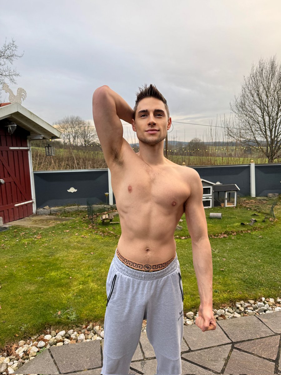 rawsideview's tweet image. Eyes tired, heart awake.