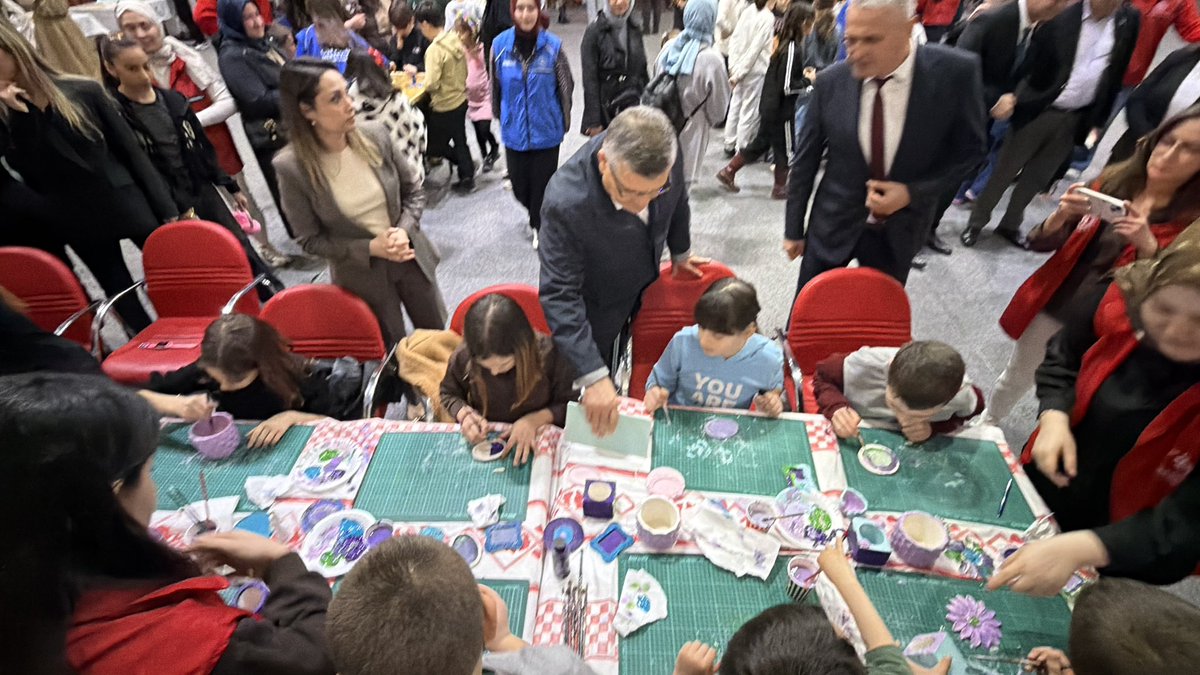 ❄️ Bu kış, gençlik merkezlerimizde düzenlenen etkinliklerle dolu dolu ara tatil geçirdik. 

Ara tatil süresince GSB Gençlik Kış Kulübü kapsamında gençlerimizle birlikte heyecan dolu anlar yaşadık; yeni dostluklar kurduk, unutulmaz hatıralar biriktirdik. 

Sosyal, kültürel,