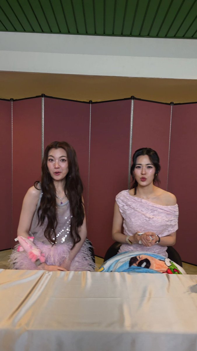 HQuin801's tweet image. ถ่ายคลิปตอน Hi-Bye มาอย่างสั่น ไม่ใช่อะไรคือเขียนป้าย "เรียกแม่...สิลูก" แล้วขำตัวเองล่วงหน้า แล้วตาเหลือบแม่ก้อยกับรุ่งสางยืนขำกันด้านหลังเลยยิ่งขำไปใหญ่ หลิงพูดฟีลงงๆ แต่ออมมาจัดเต็มการละครมาก 😂😂😂 รอบหน้าไปแก้ตัวบทใหม่ที่สคป.

LINGORM TP FANMEET
#LingOrmTaipeiFanmeeting