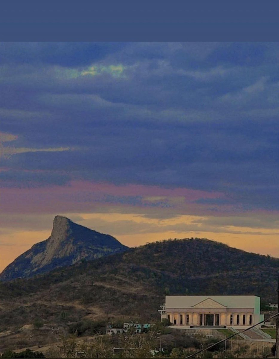 "¿Cuántos elementos han de constituir una obra, y en qué proporción deben estar en ella el sentimiento, la imaginación y la razón?
El sentimiento todo, la imaginación lo que se pueda, y la razón lo que se deba."
Ramón de Campoamor
Foto: Vista de Tecomatlán, donde destaca el