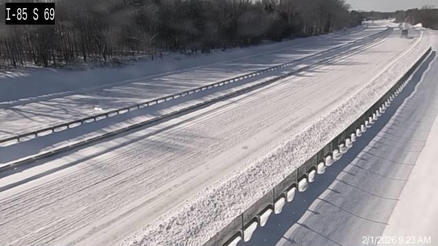 NCDOT_Triad's tweet photo. ❄️ Roads throughout the #Triad are covered with snow and hazardous to drive on. 

🚚 NCDOT crews are out working to clear routes as soon as possible.

⚠️ Please stay off the roads. If you must drive, drive slow and give plows room to work.
#ncwx https://t.co/eQ3jFX3a0r