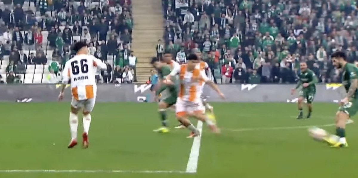 yalimbaris's tweet photo. Bursaspor'un golü bu pozisyonda ofsayt var diye sayılmadı. Şaka değil gerçek. https://t.co/4zBwzPFFHm