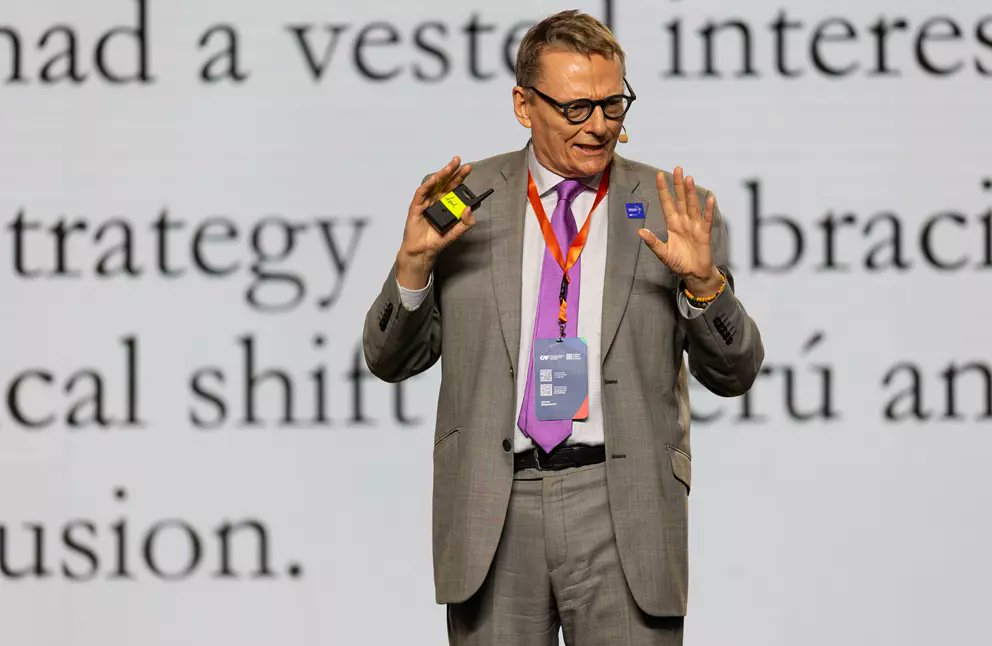 James Robinson, Premio Nobel de Economía 2024, en el Foro Económico Internacional América Latina y el Caribe 2026: América Latina vive un desequilibrio entre lo ideal y lo real, que también impulsa innovación y creatividad.

Planteó reimaginar el sector informal y cerrar brechas