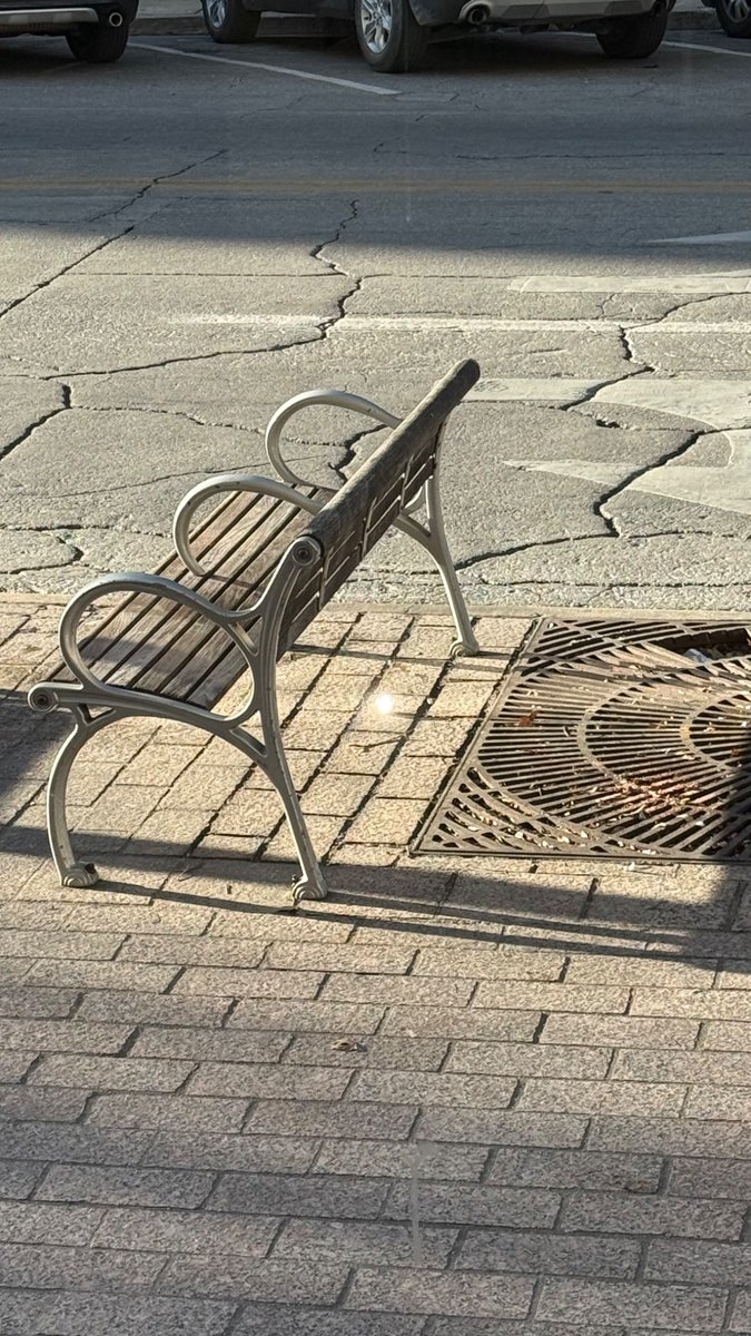 2002tacomasr5's tweet image. Just started crying at work because the beautiful shining thing I saw from the window turned out to be a fucking salsa as soon as I stepped one foot to the right. I thought it was a treasure