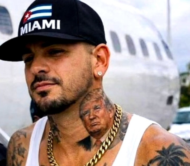 Mamertos0's tweet image. A este youtuber de la derecha latina de nada le sirvió tatuarse al pedófilo Donald Trump en el cuello, acaba de ser deportado a Cuba.