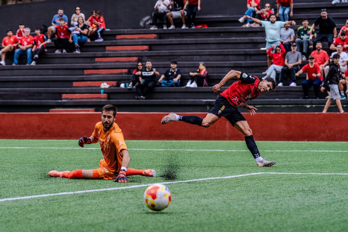 Antonioleonrgue's tweet photo. TERCERA FEDERACIÓN 🇮🇨.

FINAL en Silvestre Carrillo. 

Los rojinegros vuelven a la zona de play off de ascenso.

@CDMensajero 3

( @DavidGrande9, min. 27; @VianneyNieto de penalti, min. 67 y nuevamente el pichichi de la categoría 13° gol, @DavidGrande9, min. 71)

 @UD_Lanzarote 0 https://t.co/Mll9T5S0SY