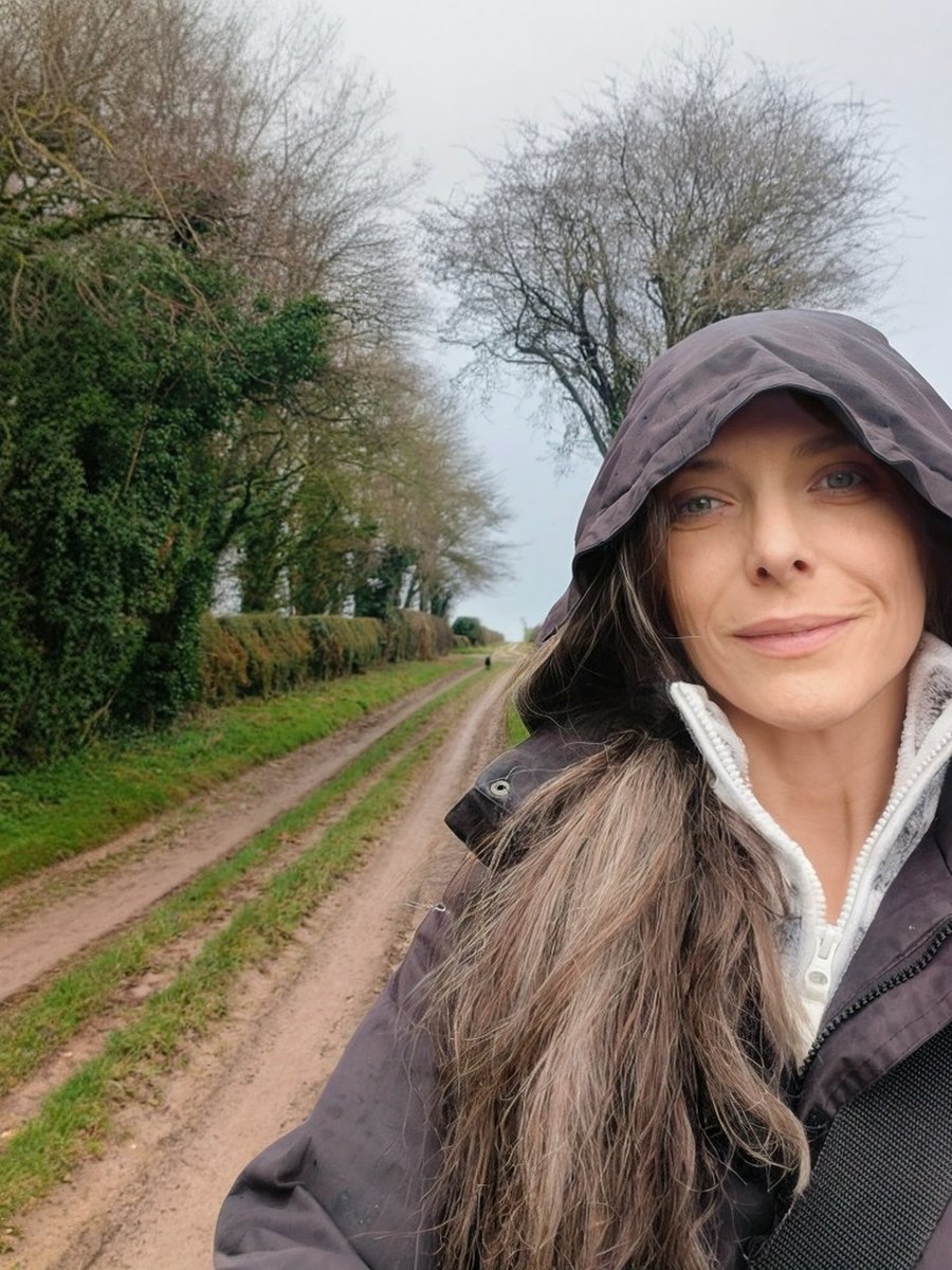 LadyGrace27's tweet image. Where the path is muddy and the mind feels clear...🌿
#sundayvibes #walks #walkies #countryside 
#nature #NatureBeauty