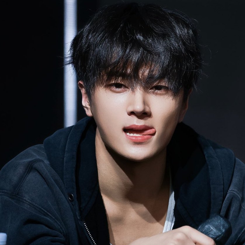 AM I SEEING THIS RIGHT?????? HELLO???????? JAY????????