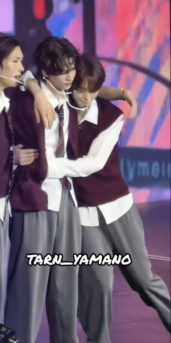 hanjinsai's tweet image. I CANNOT… hanjin literally lifts his feet EVERY TIME he hugs shinyu🥹💕