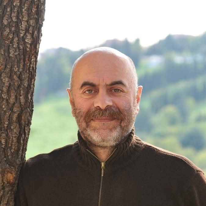 Yönetmen Ezel Akay: “Ben milliyetçilik zihniyetinin hiçbir yerde işe yaradığını görmedim. 

Vatanseverlik ile milliyetçilik başka şeyler; dilini, kültürünü, topraklarını sevmek ile bir milliyetle övünmek arasında çok büyük fark var."