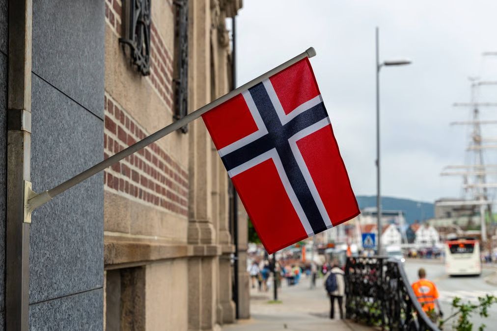 GregInvestFr's tweet photo. 🇳🇴 La Norvège gagne 565 millions d’euros… par jour.

Pas une entreprise.
Pas un hedge fund.
👉 Un pays.

En 2025, leur fonds souverain affiche :
• +206 milliards € sur l’année
• +15,1% de performance
• 1 858 milliards € d’actifs au total

[THREAD] https://t.co/rH68KFXotf