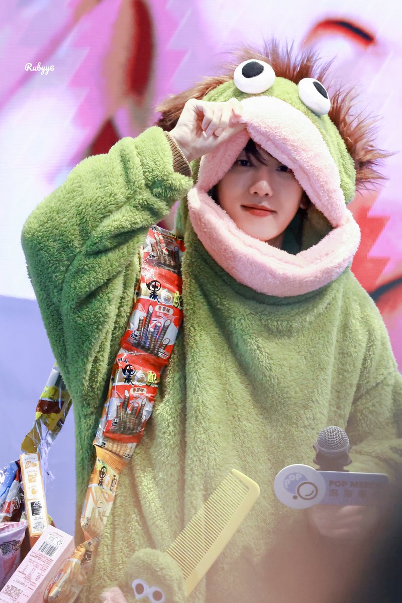 변백현 왤케 이쁘지????