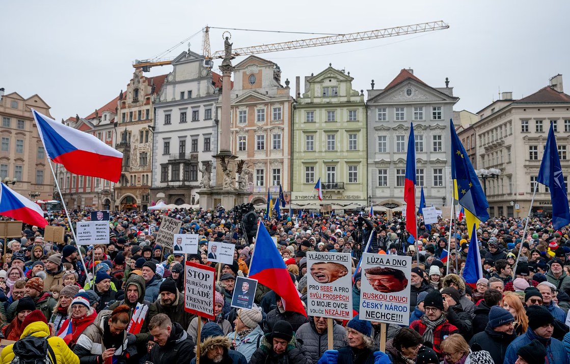Petr Štěpánek, Trikolora
Dvě fotografie, dvě demonstrace.
Když dva dělají totéž, měla by v demokratické společnosti televize veřejné služby k oběma přistupovat stejně. Když za Fialovy vlády demonstrovala opozice, žádnou mediální podporu u toho neměla. Když opozice demonstruje