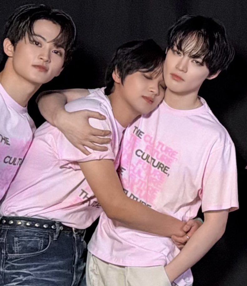 brilliantechan's tweet photo. Clingy baby bear🤏🏻 https://t.co/DQ4eVFnIyF