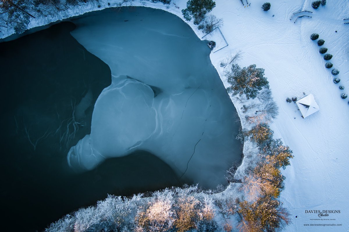 DAVIESDESIGNSUS's tweet photo. It's a much different view of our local pond this morning! The ice formations are fascinating! Just goes to show how cold it was overnight.
@wxbrad @wcnc @wsoctv @WBTV_News
#lakewylie #southcarolinasnow #raresnow #scsnow #winterinthesouth #daviesdesignsstudio #snowmageddon https://t.co/UhXY6XGnEn
