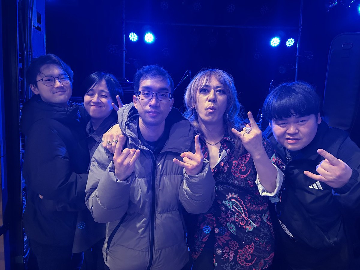Kro0107's tweet photo. 今日はRadius GYM2026 FRICTION#02を観に行ってきました！
とても楽しかったです！お話もできて嬉しかったです！
B'r（B'zコピー）、SUPERCHEATER（SUPER BEAVERコピー）、柴さんと写真を撮っていただきました！ありがとうございます！
ライブを観たらベース弾きたくなったので寝る前にベース弾きます https://t.co/6BNypePZOV