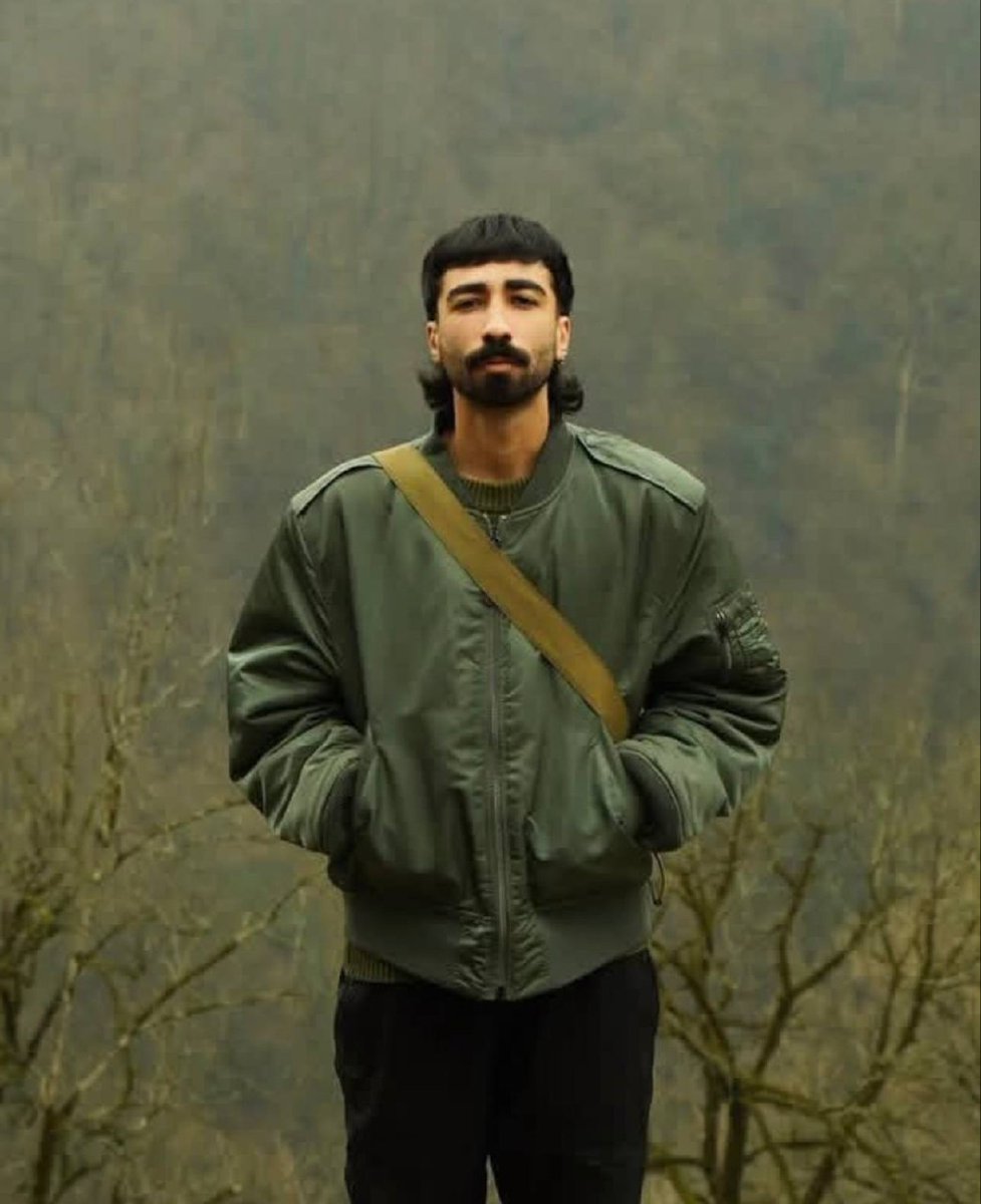 میشه لطفا #احمدرضا_افشاری_نژاد توییت بزنید یا ریتوییت کنید؟
خواهش میکنم ازتون زمان زیادی نمیگیره یه ریتوییت کردن ولی جان این جوان رو نجات میدید 
سال ۴۰۱ هم گرفتنش و خیلی اذیتش میکنن 
خواهش میکنم
#AhmadrezaAfshariNejad