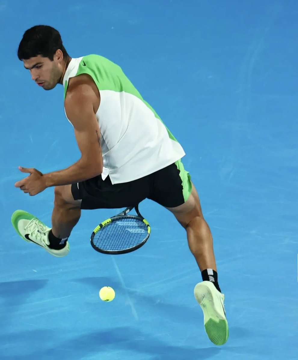 MigueBertolotto's tweet image. A los 22 años, #CarlosAlcaraz 🇪🇦 ya logró el Grand Slam que le faltaba: #Australia.

Venció en la final a Novak Djokovic por 2-6, 6-2, 6-3, 7-5.

Sus siete majors 👇

🏆 Australia (2026).
🏆🏆 Roland Garros (2024/2025).
🏆🏆 Wimbledon (2023/2024).
🏆🏆 US Open (2022/2025).