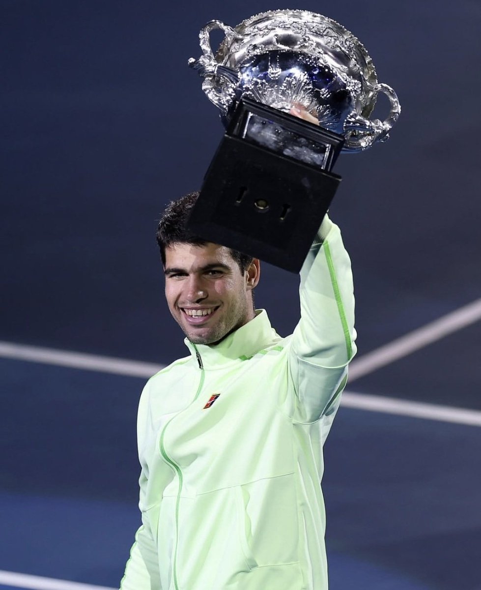 MigueBertolotto's tweet image. A los 22 años, #CarlosAlcaraz 🇪🇦 ya logró el Grand Slam que le faltaba: #Australia.

Venció en la final a Novak Djokovic por 2-6, 6-2, 6-3, 7-5.

Sus siete majors 👇

🏆 Australia (2026).
🏆🏆 Roland Garros (2024/2025).
🏆🏆 Wimbledon (2023/2024).
🏆🏆 US Open (2022/2025).